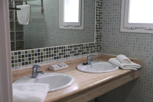 a bathroom with two sinks and a mirror at Arte Vida in Tarifa