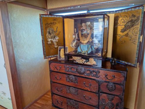 a dresser with a mirror on top of it at 忍 Shinobi House in Yokohama