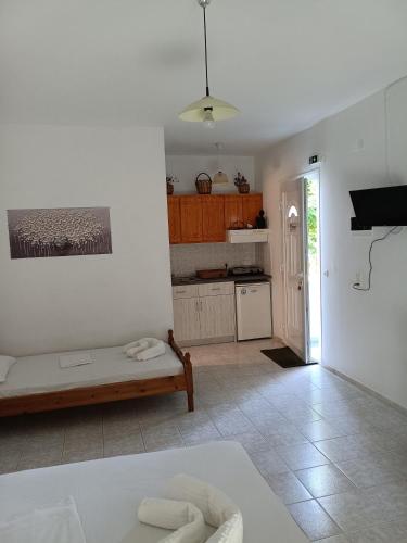 ein Wohnzimmer mit Bett und Küche in der Unterkunft Lissia Hotel in Skala Eresou