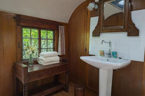 a bathroom with a sink and a mirror and a window at L'Amandari - Provence holidays - Chambres d'hôtes avec jardin, piscine, jacuzzi, climatisation in Le Plan-de-la-Tour