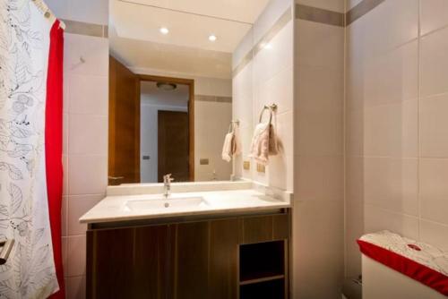 ein Bad mit einem Waschbecken und einem Spiegel in der Unterkunft Departamento 2 Norte in Viña del Mar