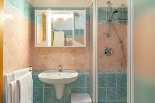 a bathroom with a sink and a shower at Leonardo al Maso Fovo in Andalo