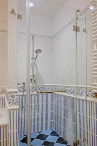 a shower with a glass door in a bathroom at Apartament Polonia in Ełk