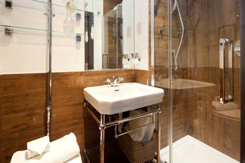 a bathroom with a sink and a shower at Sabellis House - Moments from the Big Ben in London