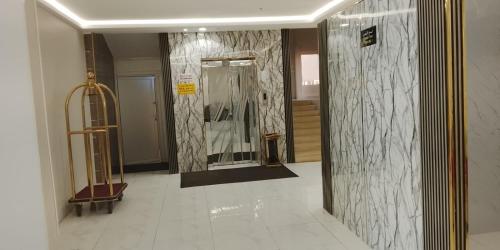 a hallway with a mirror in a building at Golden New Muhayil-نيلولوفر فور in Ḑirs