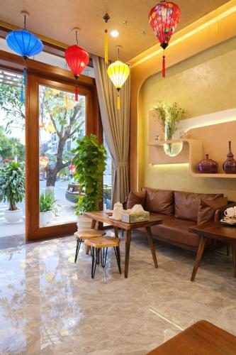 a living room with a couch and a table at Hồng Phúc 7 Hotel in Danang