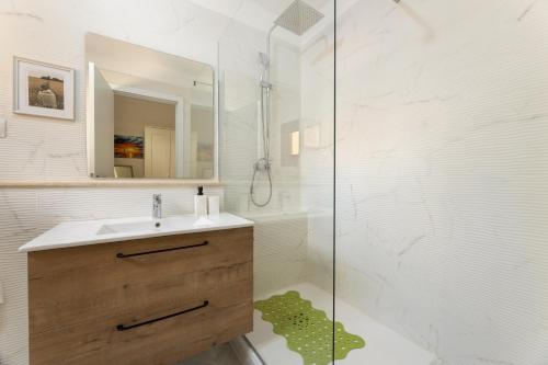 a bathroom with a sink and a shower at Casa del Jable in Parque Holandes