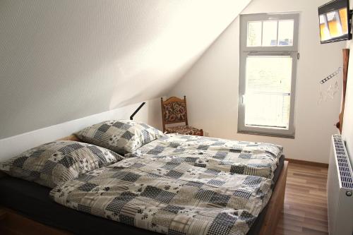 una camera da letto con un letto con un cuscino e una finestra di Waldidyll Brunni a Marlow