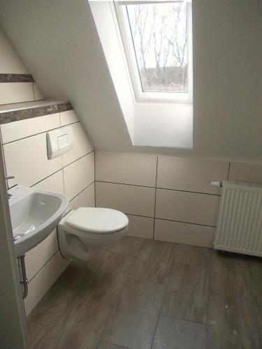 un bagno con WC, lavandino e finestra di Waldidyll Brunni a Marlow