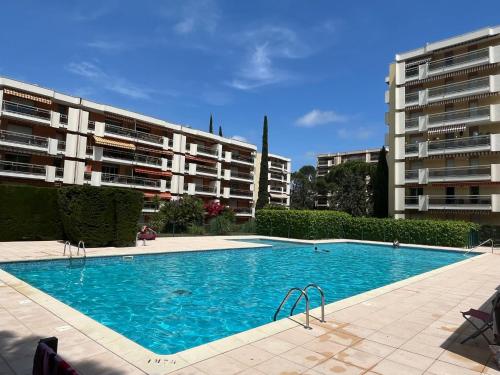 Appartement T3 piscine, parking, proche des plages