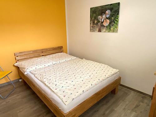 a bed in a room with a picture on the wall at Ferienhaus VogelMeer in Marlow