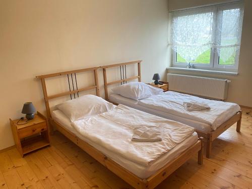 two twin beds in a bedroom with a window at Ferienhaus "Am Wald" in Behrenwalde