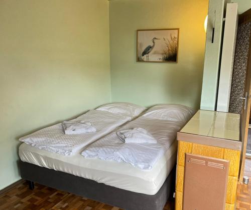 a small bed in a room with a counter at Ferienwohnung Graureiher in Marlow