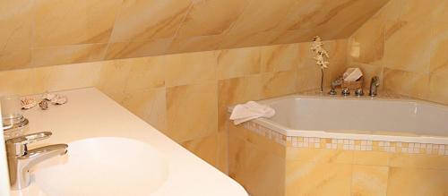 a bathroom with a sink and a bath tub at Ferienvilla Recknitztal in Marlow