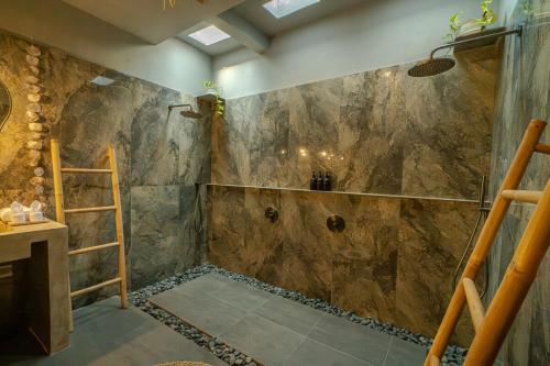 a bathroom with a shower and a ladder at Gili Nomade Villas in Gili Trawangan