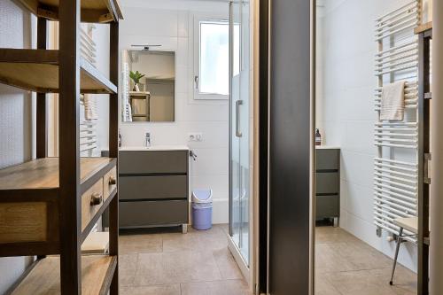 a small bathroom with a sink and a mirror at Villa Le Deck - Grande maison familliale proche plage in Arcachon
