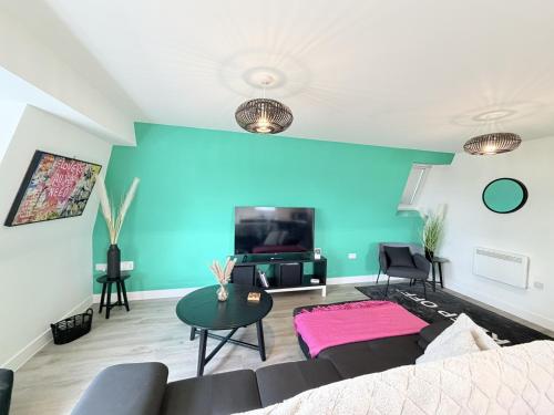 a living room with a couch and a tv at Dawson House in Southampton