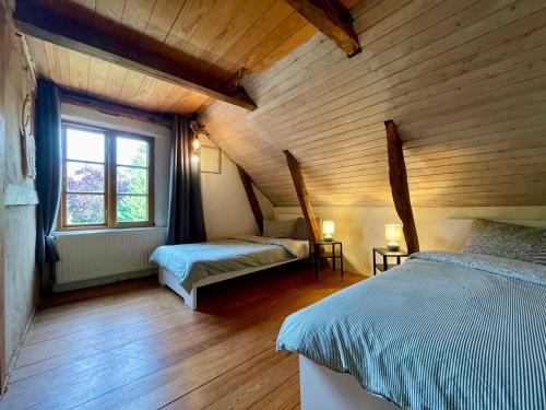 a bedroom with two beds and a window at Deichliebe 290 Ökologisches Ferienhaus Stöckte in Winsen