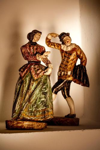a figurine of two people standing next to each other at Agriturismo Bannata in Piazza Armerina