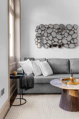 a living room with a couch and a table at Chic Chelsea Flat Near Harrods in London