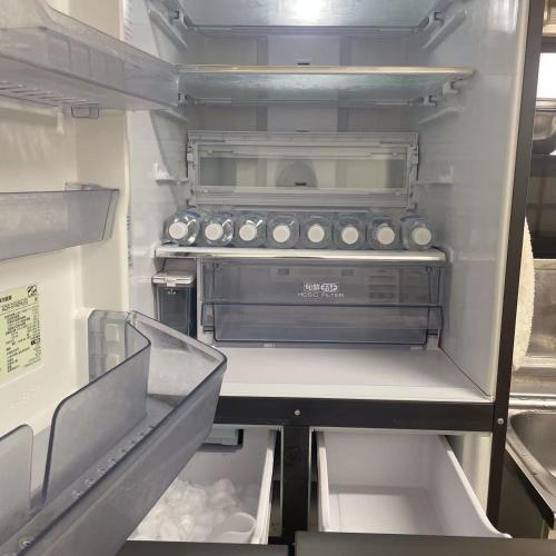 an empty refrigerator with its door open with its drawers at 独栋日式别墅巴士直达迪斯尼 in Tokyo