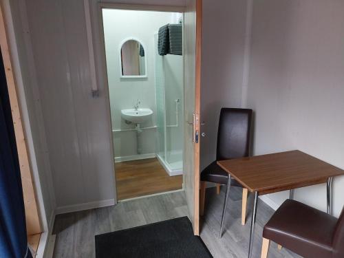 a small room with a table and a sink at Tauber RadApart Kreativhof in Creglingen
