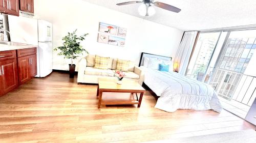 a living room with a bed and a table at Free parking Comfy central Waikiki in Honolulu