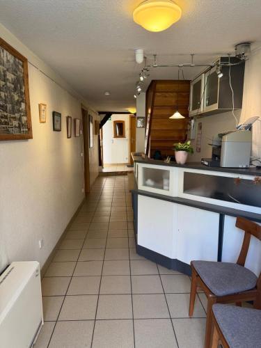 Eine Küche mit einem langen Flur und einer Theke in der Unterkunft Hotel Katharinenhöfchen in Salzwedel