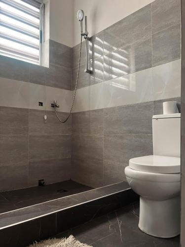 a bathroom with a toilet and a shower at Christianborg in Trofwi