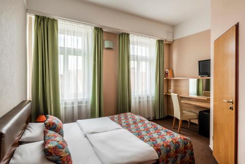 a hotel room with a bed and a desk at Star Hotel by Mellow Mood Hotels in Budapest