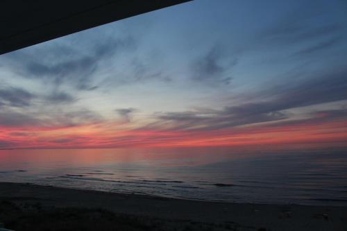 a sunset on the beach with the ocean at Dimore di Mare in Termoli