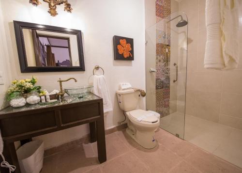 a bathroom with a toilet and a sink and a shower at La Casona Minera in Mineral de Pozos