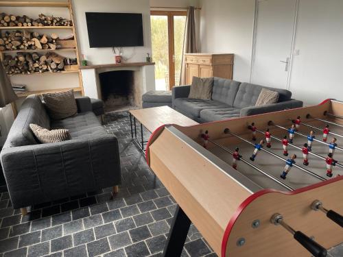 a living room with a ping pong table at La Houblonnière Eperlecques Gite d'Ecou in Tilques