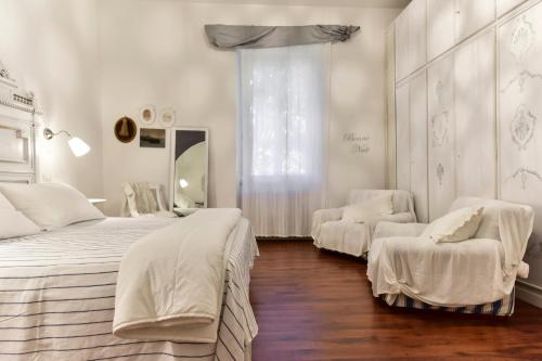 ローマにあるMaru Apartmentの白いベッドルーム(ベッド2台、窓付)