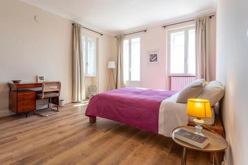 a bedroom with a bed and a table with a lamp at Moleloca - Casa Bacolla in Cocconato