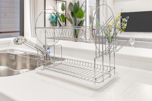 a dish drying rack next to a sink at Liber 1 Tachikawa in Tachikawa