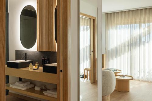 ein Badezimmer mit Waschbecken und Spiegel in der Unterkunft Hotel do Alboi in Aveiro