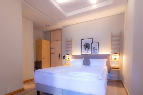 Ліжко або ліжка в номері Hotel Bleibtreu Berlin by Golden Tulip