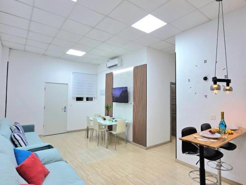 Centro Living 2 Bedroom apartment in the center of Torremolinos by NAMASTE ELITE