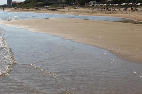 a beach with the tide coming in from the ocean at Dimore di Mare in Termoli