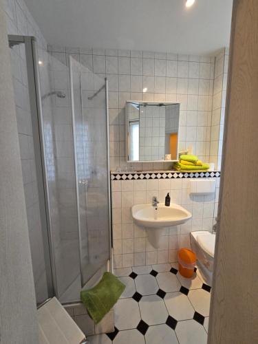 a bathroom with a shower and a sink at Pension Reuss - Hotel garni in Erfurt