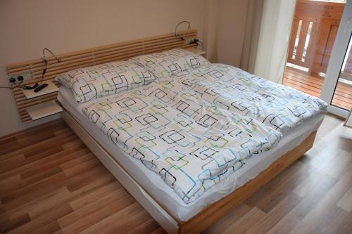 uma cama com uma colcha num quarto em Apartmanovy dom Romantika - Apartman 5 em Tale