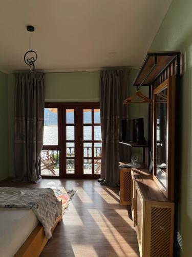 a bedroom with a bed and a view of the ocean at Guest House Lin in Lin