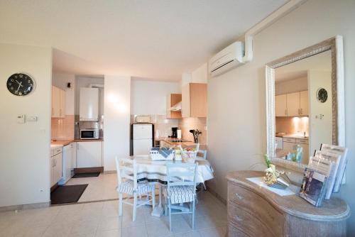 une cuisine et une salle à manger avec une table et des chaises dans l'établissement Les Gémeaux, à Avignon