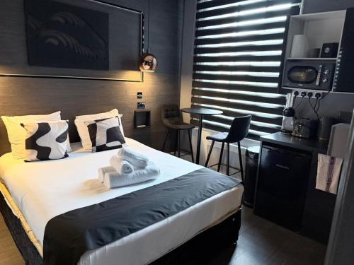 a bedroom with a bed and a table with chairs at Islington Romantic Studio - Jacuzzi & Garden in London