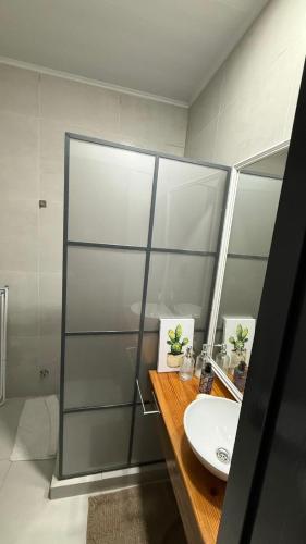 a bathroom with a sink and a mirror at Apartamento El Rancho in San Pedro