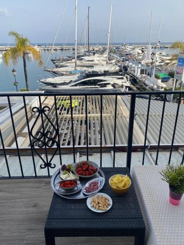 Sea front apartment in Puerto Banús