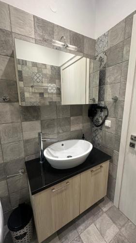 ein Badezimmer mit Waschbecken und Spiegel in der Unterkunft Ocean views in Plataria