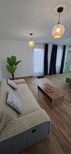 a bedroom with a bed and a coffee table at L'Escale Chaunoise in Chauny