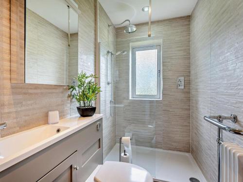 a bathroom with a toilet and a shower and a sink at 2 Bed in Carluke oc-95359 in Carluke